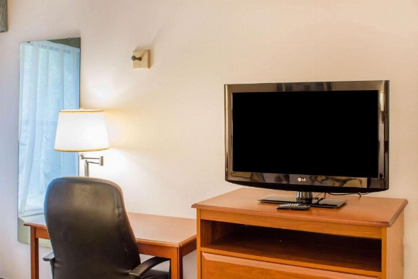 Econo Lodge Raleigh near Walnut Creek Amphitheatre image 17