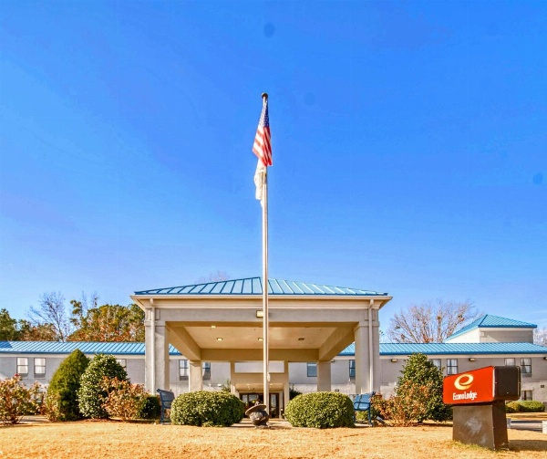 Econo Lodge Raleigh near Walnut Creek Amphitheatre image 3